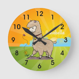 Reloj Redondo Mediano Una alpaca alegre con personalizado de mariposa