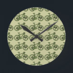 Reloj Redondo Mediano una bicicleta verde<br><div class="desc">Un diseño de patrón de bicicleta verde,  para los amantes de la bicicleta - puede cambiar el color de fondo</div>