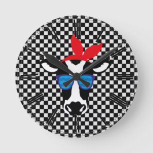Reloj Redondo Mediano Vaca hipster en tablero de ajedrez