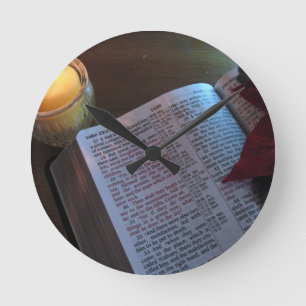Reloj Redondo Mediano Velas, Biblia y Poinsetta