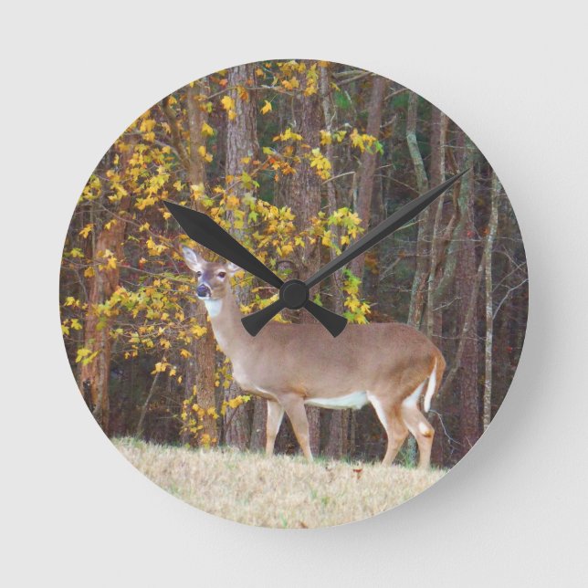 Reloj Redondo Mediano Venado frente al árbol amarillo otoñal (Anverso)