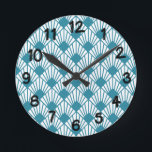 Reloj Redondo Mediano Ventiladores Verde azulados Art Deco<br><div class="desc">Este reloj tiene un diseño art deco de diamantes con líneas diagonales que parecen ventiladores en verde azulado sobre un campo de blanco.</div>