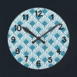 Reloj Redondo Mediano Ventiladores Verde azulados Art Deco<br><div class="desc">Este reloj tiene un diseño art deco de diamantes con líneas diagonales que parecen ventiladores en verde azulado sobre un campo de blanco.</div>