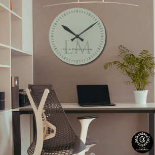 Reloj Redondo Mediano Verde Salvia Terroso Orgánico Moderno Monograma
