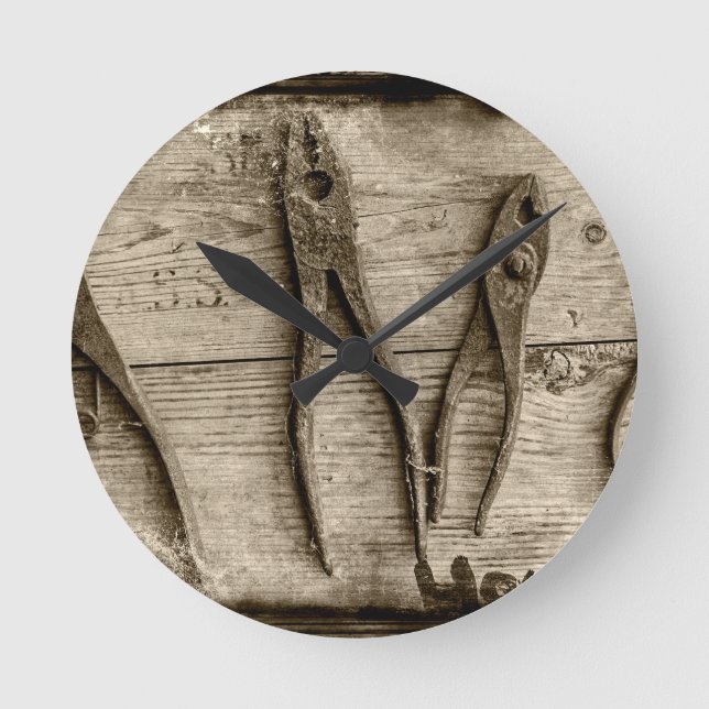 Reloj Redondo Mediano Viejas herramientas oxidadas. (Anverso)