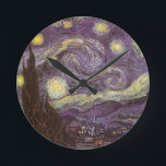 Reloj Redondo Mediano Vincent van Gogh - Noche Starry<br><div class="desc">Noche estrellada (1889) de Vincent van Gogh es una pintura vintage de la naturaleza del paisaje artístico de arte fino. Vista de una ciudad en un valle por la noche con nubes girando, las estrellas brillando y una hermosa luna dorada de media luna amarilla. Se pintó durante el día desde...</div>
