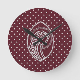 Reloj Redondo Mediano Virgen María Bendita en encaje blanco sobre fondo