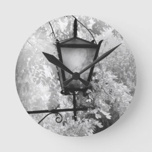 Reloj Redondo Mediano Vista en blanco y negro de una luminaria