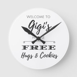 Reloj Redondo Mediano Welcome to Gigi's House FREE Hugs & Cookies