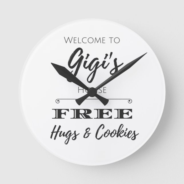Reloj Redondo Mediano Welcome to Gigi's House FREE Hugs & Cookies (Anverso)