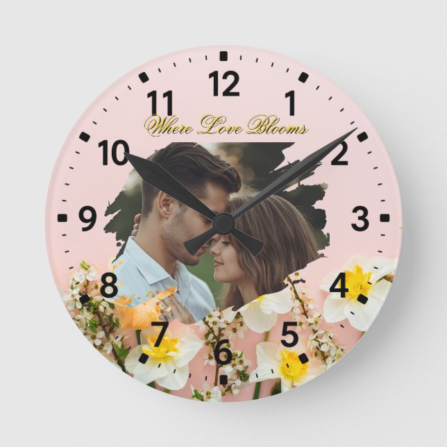 Reloj Redondo Mediano Where Love Blooms | Personalized Spring Romance  (Anverso)
