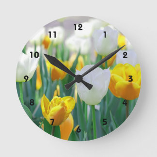 Reloj Redondo Mediano White and Yellow Tulip Flower Wall Clock