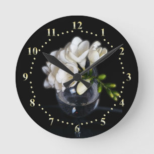 Reloj Redondo Mediano white freesia in a glass