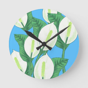 Reloj Redondo Mediano White peace lilies on pale blue background 