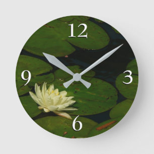 Reloj Redondo Mediano White Waterlily I Fotografía Floral Pacífica