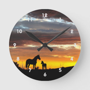 Reloj Redondo Mediano Wild Mustang Mare and Foal Silhouette With Sunset