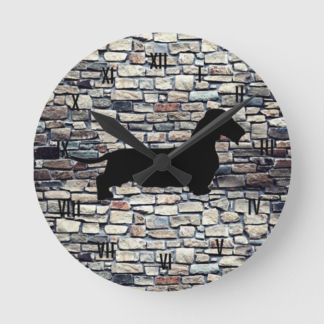 Reloj Redondo Mediano Wire Hair Dachshund Faux Brick Wall Clock (Anverso)
