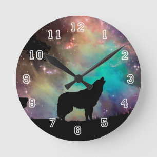 Reloj Redondo Mediano Wolf howling silhouette With Northern Lights