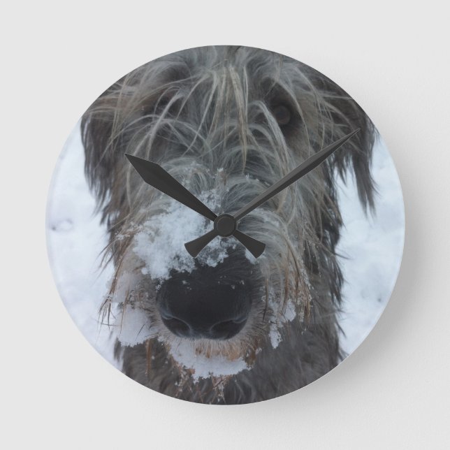 Reloj Redondo Mediano wolfhound irlandés que juega en la nieve (Anverso)