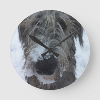 Reloj Redondo Mediano wolfhound irlandés que juega en la nieve