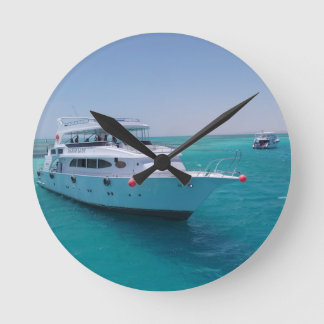 Reloj Redondo Mediano Yate blanco con nieve cerca de la isla blanca en e