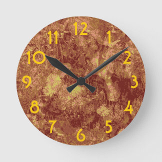 Reloj Redondo Mediano Yellow flower against leaf camouflage pattern