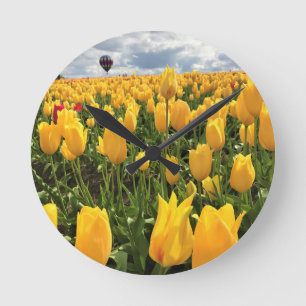 Reloj Redondo Mediano Yellow Tulip Field with Hot Air Balloon
