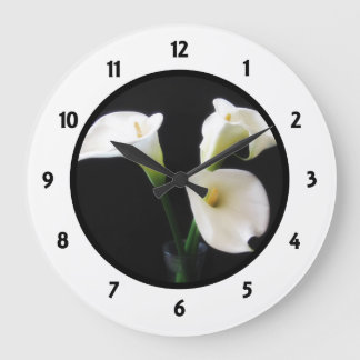 Reloj redondo numerado con Calla Lilly