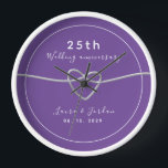 Reloj Regalo del 25° aniversario del Boda para pareja<br><div class="desc">Celebra 25 años de amor con este sencillo, moderno y elegante reloj de pared personalizado. Con un diseño de moda morada, este impresionante regalo de aniversario se personaliza con tus nombres, fecha especial y un encantador corazón de cuerda plateada que simboliza tu amor eterno. Un recuerdo perfecto para conmemorar un...</div>