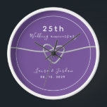 Reloj Regalo del 25° aniversario del Boda para pareja<br><div class="desc">Celebra 25 años de amor con este sencillo, moderno y elegante reloj de pared personalizado. Con un diseño de moda morada, este impresionante regalo de aniversario se personaliza con tus nombres, fecha especial y un encantador corazón de cuerda plateada que simboliza tu amor eterno. Un recuerdo perfecto para conmemorar un...</div>