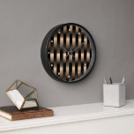 Reloj Resumen Faux Red Copper Metallic Stripes Pattern<br><div class="desc">Hermoso patrón de textura de rayas trenzadas de cobre rojo brillante y lustroso contemporáneo. Diseño original, diverso, moderno y caprichoso para el decorador de interiores artísticos o el marfiletero de moda de cadera artística, estilo retro vintage o amante de los motivos geométricos abstractos. Disponible en una variedad de modernos acentos...</div>