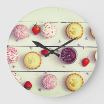 Reloj retro de la cocina con las magdalenas y las