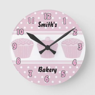 Reloj rosado de la panadería de la magdalena