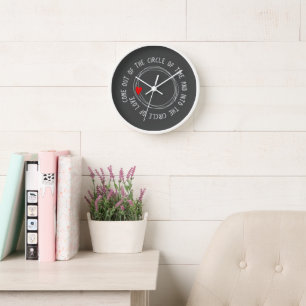 Reloj Texto agradable en el círculo del amor