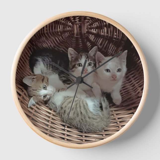 Reloj Three Kittens in a Wicker Basket (Anverso)