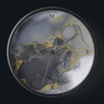 Reloj Tinta Malhumorada Carbón Dorado Abstracto ID988<br><div class="desc">Este diseño abstracto de tinta alcohólica fluida establece el tono perfecto para un apartamento moderno o una oficina en casa. En tonos que van desde el carbón hasta el negro, acentuados con dorado brillante, el diseño del reloj de pared se muestra aquí enmarcado en negro. Busque ID988 para ver otros...</div>