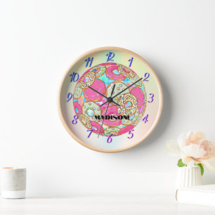 Reloj Un arcoiris de colores, un donut rosado con un nom