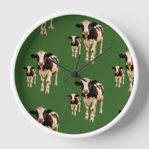 Reloj un rebaño tonto de vacas sobre un fondo verde