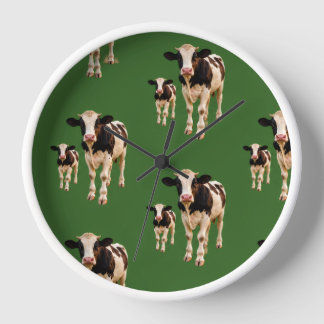 Reloj un rebaño tonto de vacas sobre un fondo verde