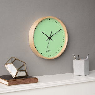 Reloj verde claro con números de horas negras