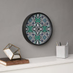 Reloj Verde Turquesa Verde azulado Azul Hip Bohemian Bal<br><div class="desc">Hermoso diseño contemporáneo de mosaico verde azulado azul, verde, violeta, violeta y gris bohemio. Diseño étnico caprichoso disponible en una variedad de interiores decorativos para el hogar, acentos y accesorios para los que aman decorar su dormitorio principal o infantil, cocina, guardería, salón o habitación familiar, cueva de hombre o mujer,...</div>