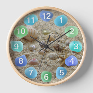 Reloj Vidrio marino con conchas marinas en arena de play