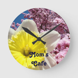 Relojes de pared de Cafe de Mamá Daffodil Rosa Flo
