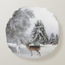 Reno en la almohada de la nieve redonda