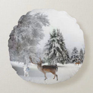 Reno en la almohada de la nieve redonda