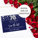 Reserva La Fecha 70.ª fiesta de cumpleaños plata azul salva la tarj<br><div class="desc">Una elegante tarjeta Save the Date para una fiesta de cumpleaños número 70. Un azul marino decorado con estrellas. Personalice y agregue una fecha y un nombre/edad. El texto: Save the Date se escribe con un gran guión de estilo escrito a mano.</div>