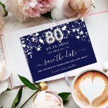 Reserva La Fecha 80.ª fiesta de cumpleaños estrellas blancas azul m<br><div class="desc">Un moderno Save the Date para una fiesta de cumpleaños número 80. Un fondo azul marino. Decorado con estrellas blancas. El texto: Save the Date se escribe con un gran guión de estilo escrito a mano. El número 80 se escribe con un tipo de letra de estilo globo.</div>
