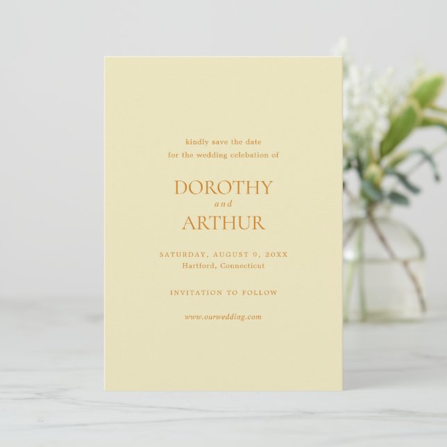 Reserva La Fecha Amarillo Mantequilla Moderno Elegante Boda (Anverso de pie)