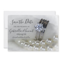 Anillos de diamantes y boda de perlas salvan la fe