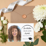 Reserva La Fecha Arco de fotos moderno simple Fiesta de Graduación<br><div class="desc">Una tarjeta de foto para guardar la fecha de una fiesta de graduación. En el frente: Agregue su propia foto de tamaño vertical del graduado. Marco de arco de fotos. Un fondo blanco chic, texto negro. Plantillas para un nombre y fecha. El nombre y el texto: Guarde la Fecha están...</div>